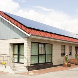 Impressionen vor Ort - Altenwohn- und Pflegeheim Edith Stolte GmbH in Bösel - Solarzellen auf dem Gebäude
