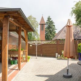 Impressionen vor Ort - Altenwohn- und Pflegeheim Edith Stolte GmbH in Bösel - Innenhof mit viel Natur drum herum